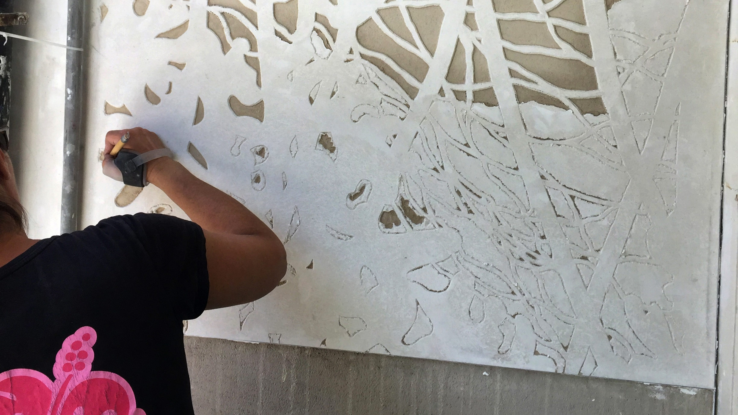 Sgraffito Stucco - Art Collaboration, Cutting the plaster